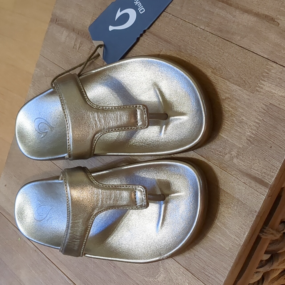 OluKai gold Kīpe‘a Lipi size 6 women's. EUC NWT